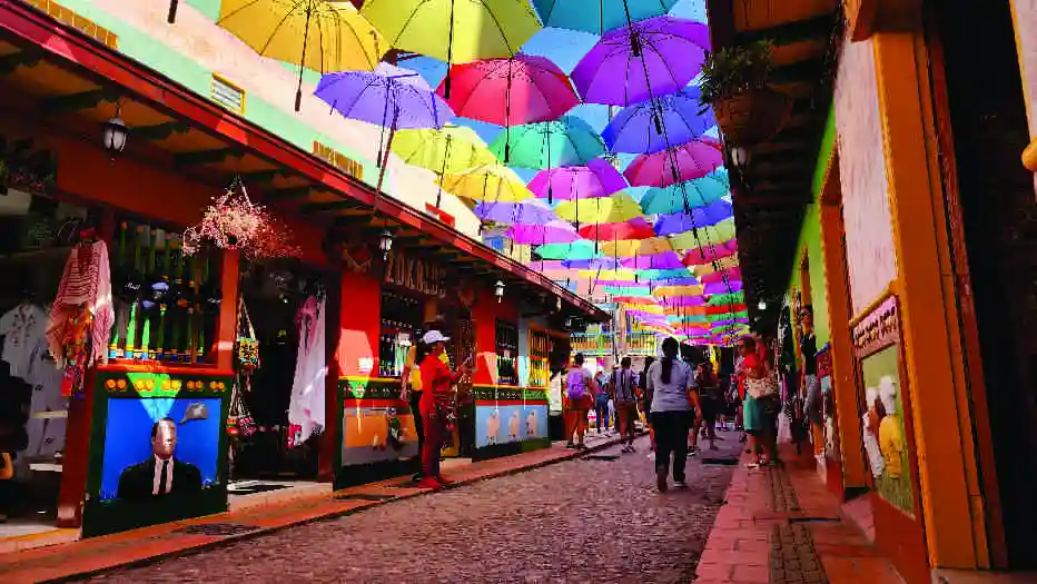 Fachadas coloridas con zócalos en el pueblo de Guatapé