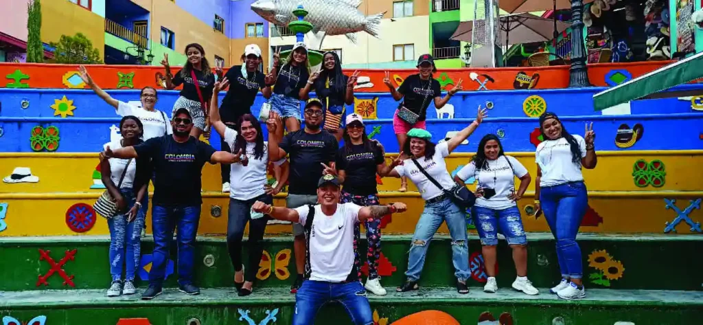Un grupo feliz de viajeros disfrutando de nuestro tour Guatapé desde Medellín, capturando momentos memorables en sus vacaciones.