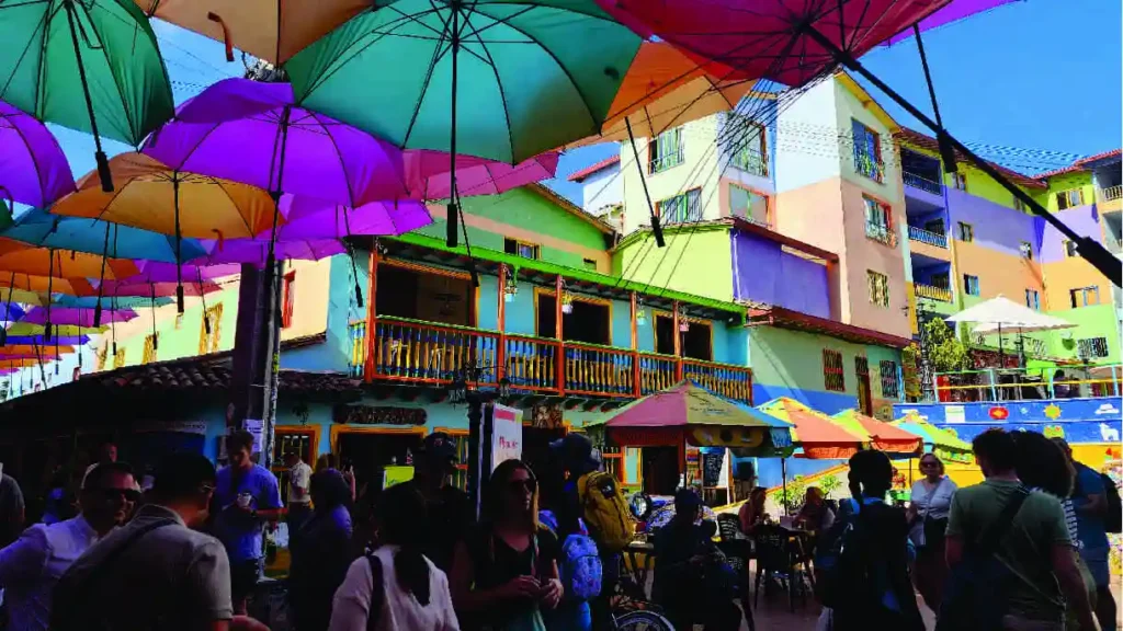 Plazoleta comercial con sombrillas de colores en el centro de Guatapé Antioquia