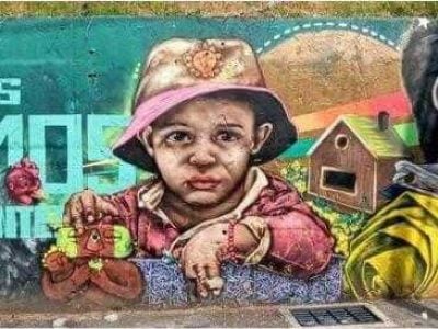 Mural de arte urbano y coloridas calles de la Comuna 13 en Medellín, un destino emblemático de nuestro tour guiado por la transformación social.