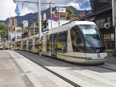 Vista del sistema Metro de Medellín, la red de transporte integrada más eficiente para recorrer la ciudad en nuestros tours urbanos.