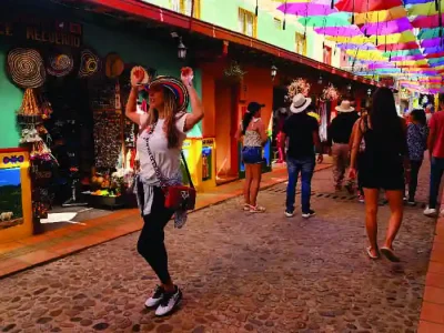 Grupo de turistas felices en el tour a Guatapé