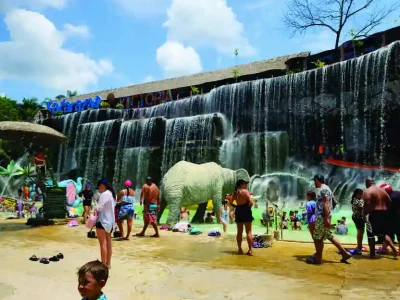 Visitantes disfrutando de las atracciones acuáticas y el parque temático en Hacienda Nápoles, una parada destacada en nuestro tour organizado desde Medellín.