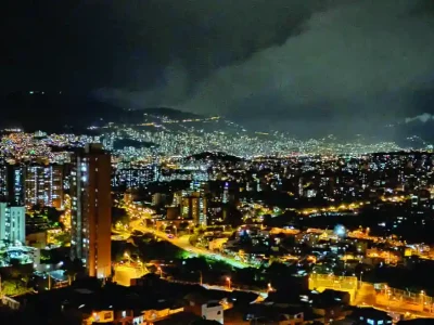 Impresionante vista nocturna de las luces de la ciudad de Medellín, una parada exclusiva en nuestro tour de miradores desde Medellín.